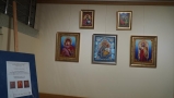 ikony zawieszone na ścianie