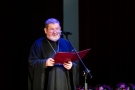 dyrektor festiwalu trzymający w ręku bordową otwartą teczkę