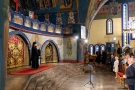 biskup hajnowski na tle carskich wrót soboru