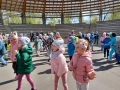 Dzieci tańczą na płycie amfteatru