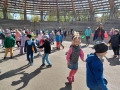 Dzieci tańczą na płycie amfteatru