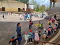 Dzieci tańczą na płycie amfteatru