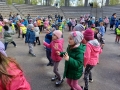 Dzieci tańczą na płycie amfteatru