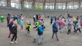Dzieci tańczą na płycie amfteatru