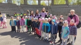 Zdjecie grupowe dzieci, opiekunek i mażoretek