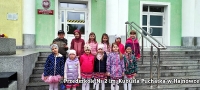 Dzieci pozują do zdjecia przed budynkiem Hajnowskiego Domu Kultury