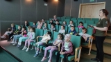 dzieci w sali kinowej