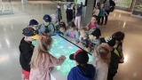 dzieci w sali edukacyjnej