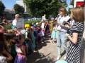 dzieci słuchają wierszy czytanych przez Panią Dyrektor Biblioteki i Panią Joannę przed Biblioteką.