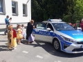 przedszkolaki przed Komendą Policji