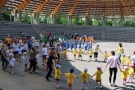 dzieci bawią się na płycie Amfiteatru przy dźwiękach muzyki