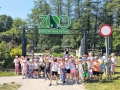  Przedszkolaki spacerują alejkami ogrodu zoologicznego.