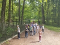 dzieci spacerujące po alejce rezerwatu