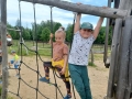 Dzieci bawią się na placu zabaw