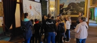 młodzież zwiedza muzeum