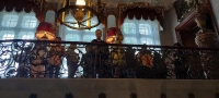 młodzież zwiedza muzeum