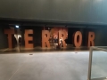 W muzeum przy napisie TERROR