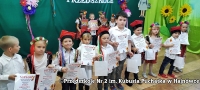 przedszkolaki trzymające w rękach dyplomy ukonczenia przedszkola