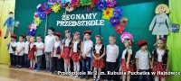 przedszkolaki w strojach krakowskich podczas występu