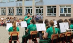 publiczność szkolna oglądająca występ orkiestry dętej