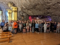 zdjęcie grupowe uczniów w kopalni soli w Wieliczce