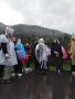 uczniowie w deszczu zmierzają nad Morskie Oko