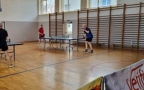 mężczyźni grający w tenisa stołowego na sali gimnastycznej