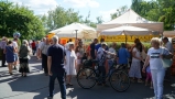 uczestnicy jarmarku odwiedzający stoiska