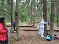 ludzie przytulają sie do drzew