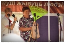 kobieta odbiera nagrodę