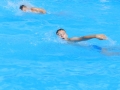 Dwoje uczestników płynie w basenie.