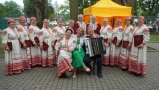 zdjęcie grupowe chóru w strojach ludowych