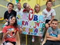 Dzieci z plakatem wykonanym dla kolegi.