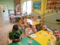 Dzieci wykonują prasowanki z koralików.
