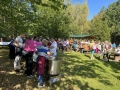 uczestnicy rajdu przy wiacie podczas wydawania posiłku