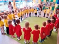 Dzieci poruszają się po kole grając na bębenkach i śpiewając piosenkę „Jestem sobie przedszkolaczek”.