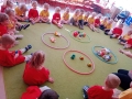 Dzieci segregują zabawki tworząc podzbiory.