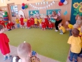Dzieci tańczą do piosenki „Krasnoludek” oraz tworzą koła malutkie i wielkie do zabawy „Baloniku”
