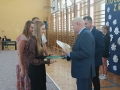 wręczenie stypendium i statuetki przez Burmistrza i dyrektora szkoły