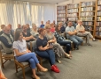 goście przybyli na spotkanie w czytelni biblioteki