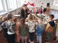 dzieci oglądają wystawę