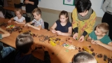 uczestniczący w zabawach z kasztanami.