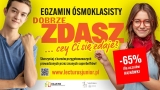 dwoje uczniów wskazuje na informację dotyczącą kursów i egzaminów 8 klasisty