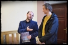 dyrektor muzeum przedstawia artystę