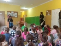 duża grupa dzieci i opiekunów oraz pies