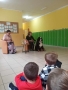 dzieci słuchaą książek czytanych przez kobiety
