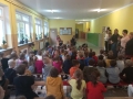 duża grupa dzieci i opiekunów oraz pies