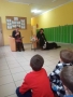 dwie kobiety czytają książki, obok siedzi pies