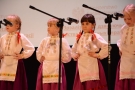 Dziewczynki z storach białoruskich stoją na scenie