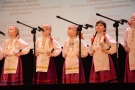 Dziewczynki z storach białoruskich stoją na scenie